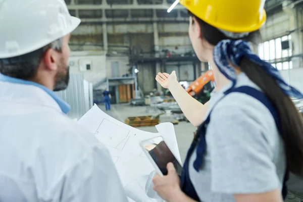 Back View Porträtt Kvinnlig Fabriksarbetare Diskuterar Planer Med Mogen Ingenjör — Stockfoto