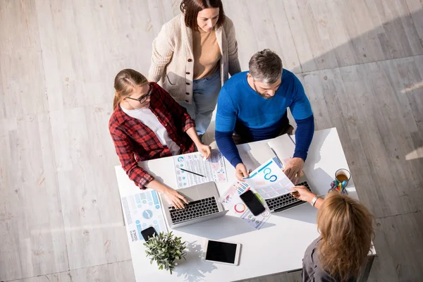 Kreativt Team Marknadsföringsproffs Som Arbetar Med Diagram Moderna Office Sekreterare — Stockfoto