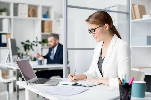 Ernsthafte Geschäftige Junge Dame Brille Die Mit Laptop Und Papieren — Stockfoto