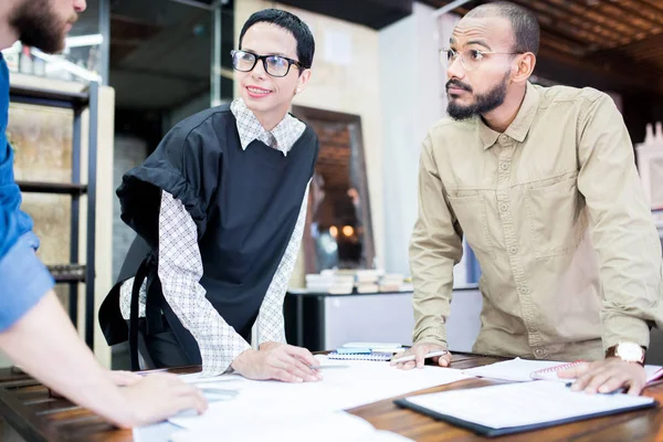 Contenido Del Equipo Emprendedor Lluvia Ideas Sobre Proyecto Sonriente Dama — Foto de Stock