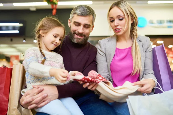 Portret Van Gelukkige Familie Kijken Naar Kerst Sjaal Terwijl Zittend — Stockfoto