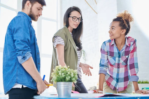 Multietnisk Grupp Samtida Ungdomar Som Kommunicerar När Man Planerar Startup — Stockfoto