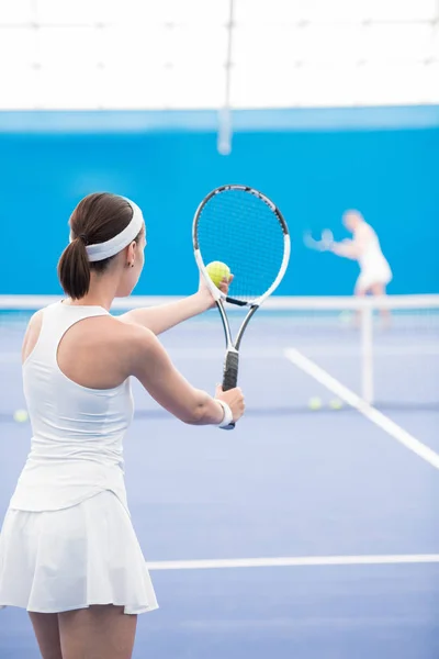 Rückseite Porträt Einer Tennisspielerin Die Ball Während Des Matches Auf — Stockfoto