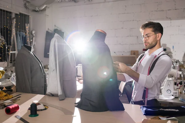 Loş Işıkla Aydınlatılan Atölye Stüdyosunda Mankenlere Resmi Ceketler Giydiren Yakışıklı — Stok fotoğraf
