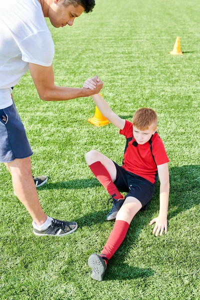 Portrait Football Coach Helping Injured Teenage Boy Get Practice Outdoors — Stock Photo, Image