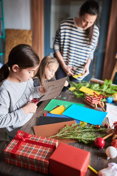 美術工芸クラスでクリスマスカット紙のために手作りの装飾を作る2人の小さな女の子の肖像画 コピースペース — ストック写真