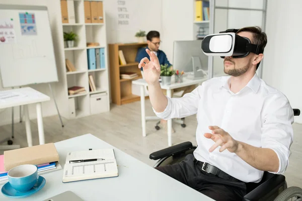 Jongeman Formele Kleding Rolstoel Met Virtual Reality Headset Gebaar Terwijl — Stockfoto