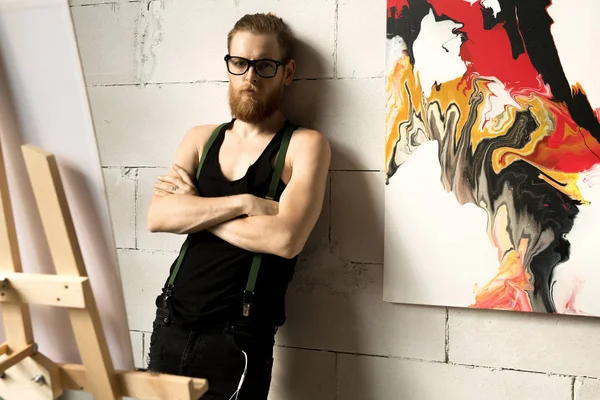 Retrato Artista Masculino Contemporáneo Mirando Pintura Mientras Está Pie Junto — Foto de Stock