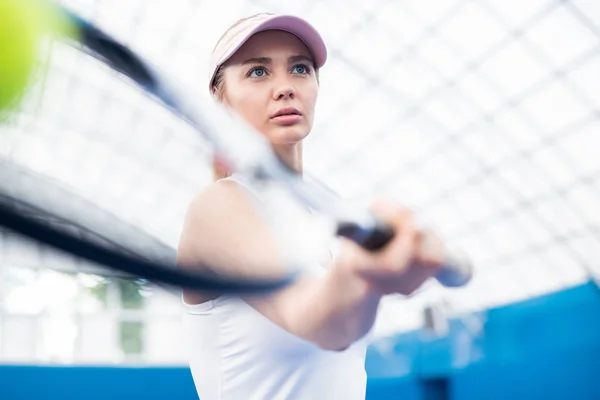 低角度は 裁判所でテニスをプレイしながらボールを提供する決定ブロンド女性の肖像画 コピースペース — ストック写真