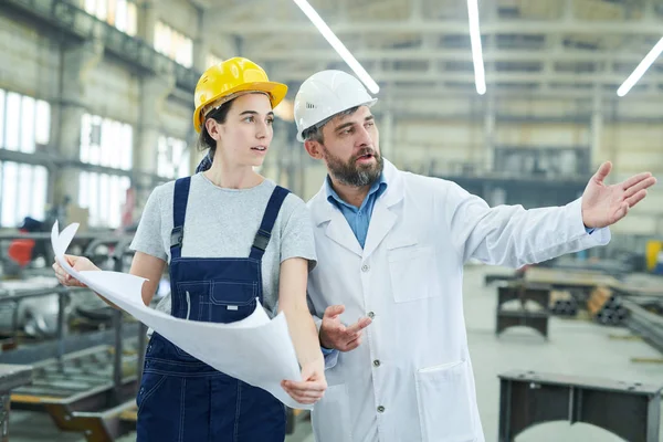 Midja Upp Porträtt Kvinno Fabriken Arbetaren Diskuterar Planerna Och Arbeta — Stockfoto