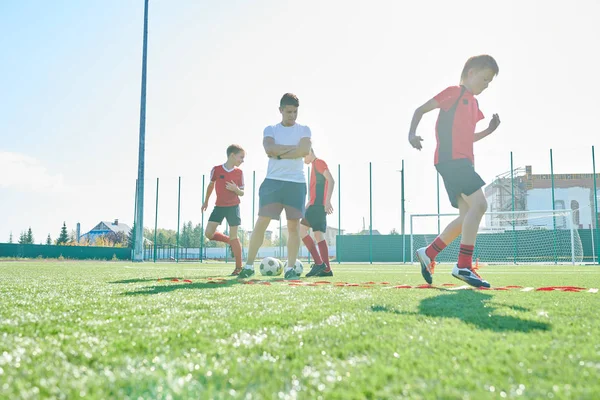 Retrato Comprimento Total Jovem Treinador Futebol Treinando Equipe Futebol Júnior — Fotografia de Stock