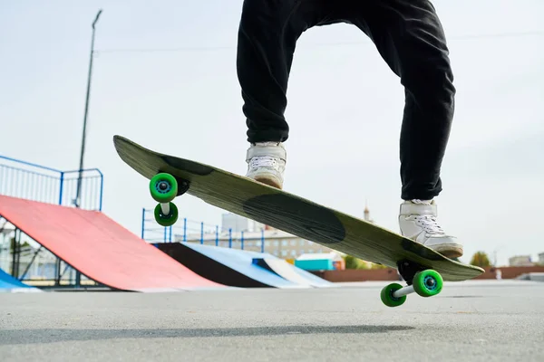 Retrato Seção Baixa Jovem Contemporâneo Fazendo Truques Skate Livre Parque — Fotografia de Stock