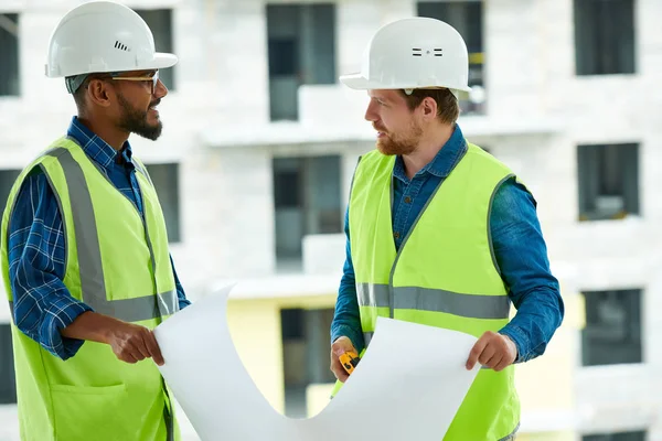 Allvarliga Fundersam Unga Multietniska Ingenjörer Vita Hardhats Och Säkerhet Arbete — Stockfoto