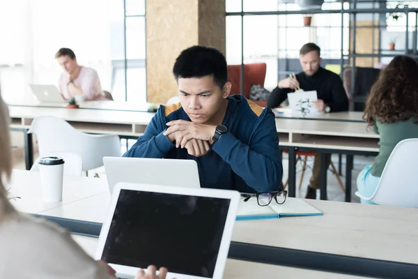 Estudiante Masculino Asiático Serio Reflexivo Sentado Mesa Mirando Pantalla Del — Foto de Stock