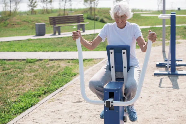 Ritratto Completo Donna Anziana Sorridente Che Utilizza Macchine Esercizi All — Foto Stock