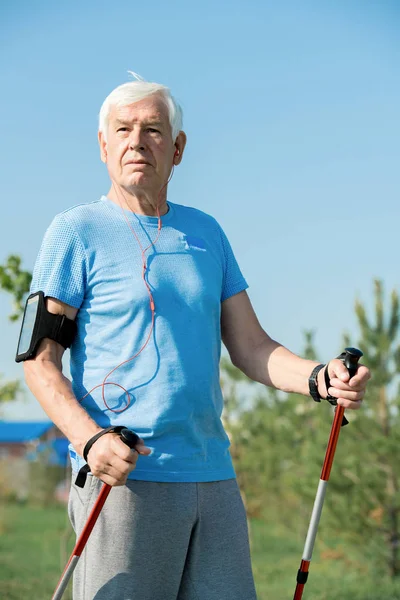 Ritratto Uomo Anziano Attivo Che Pratica Nordic Walking Con Bastoncini — Foto Stock