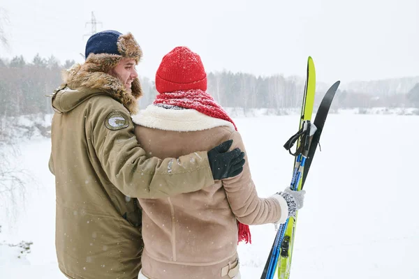 Taille Achteraanzicht Portret Van Liefdevolle Jong Stel Omhelzen Terwijl Kijken — Stockfoto