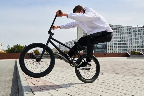 Портрет Сучасного Підлітка Який Робить Трюки Велосипеді Bmx Скейтбордингу Місце — стокове фото