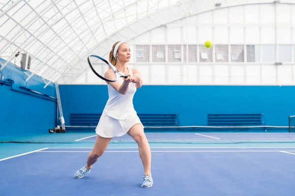 Fyll Längd Porträtt Kvinnlig Tennisspelare Hålla Racket Träning Inomhus Domstol — Stockfoto