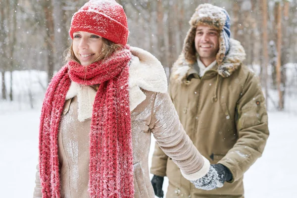 Taille Portret Van Mooie Jonge Vrouw Leidende Vriendje Door Besneeuwde — Stockfoto