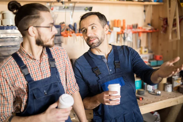 Midja Upp Porträtt Två Moderna Arbetstagare Chatta Kaffepaus Jobbet — Stockfoto