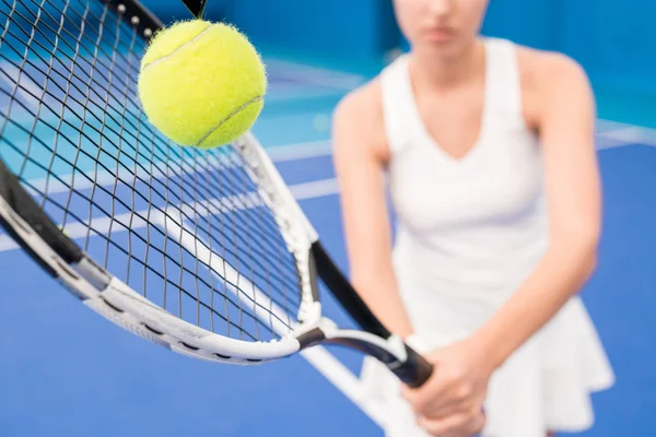 Gros Plan Joueur Tennis Méconnaissable Frappant Une Balle Avec Une — Photo