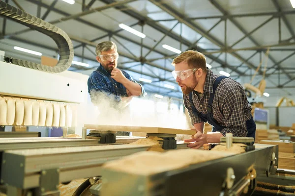 Serieuze Knappe Bebaarde Arbeider Veiligheidsbril Staande Industriële Machine Het Opblazen — Stockfoto