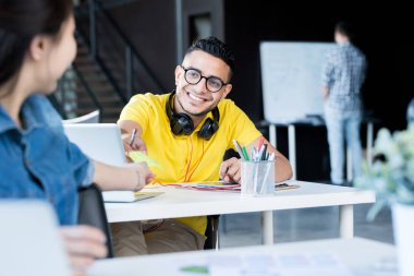 Yaratıcı genç Orta Doğu adam çalışan gözlüklü portresi açık alan ofis bu gelişmiş takım, alanı Kopyala