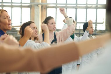 Sanayi atölyesinde grev sırasında öfkeyle protesto tedirgin fabrika işçilerinin portresi