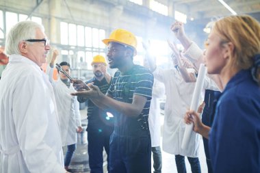 Sanayi tesisi grev sırasında olgun yöneticisi konuşurken kızgın fabrika işçisi portresi, kopya alanı