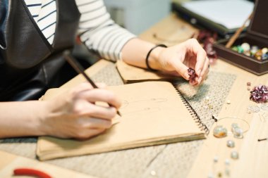 Güzel el yapımı takı oluştururken tanınmayan kadın çizim çizimleri yakın, kopya alanı