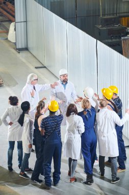 Grevde fabrika işçileri ile yönetim toplantısının geri görünümü, kopya alanı