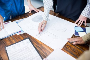 İş kadınının tasarım projesini işaret edip meslektaşlarına açıklamasıyakından ilgili