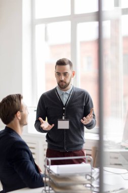 Modern ofiste çalışırken başlangıç projesini tartışan iki adamın portresi