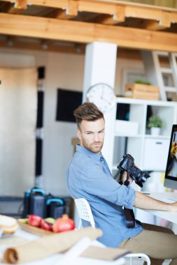 Gıda-fotoğraf Studio, kopya alanı ile çalışan yakışıklı genç adam portresi