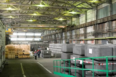 Beton ve granit üretiminin endüstriyel atölyesinin geniş açılı görüntüsü.