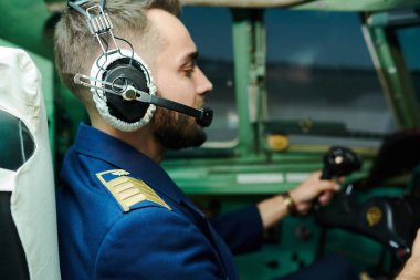 Modern uçağın kabininde pilot yan görünüm portresi, flaş ile çekilen, kopyalama alanı