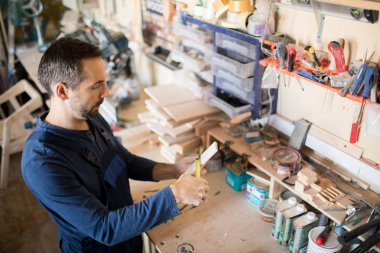 Doğrama, kopyalama alanı çalışırken ahşap ölçüm olgun marangoz yüksek açılı portre