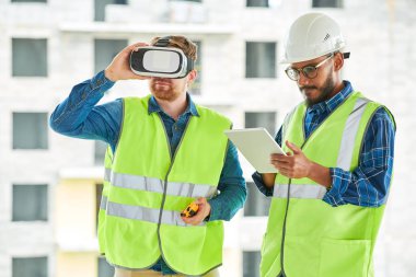 Vr'ı Sahada Kullanan İnşaat İşçileri