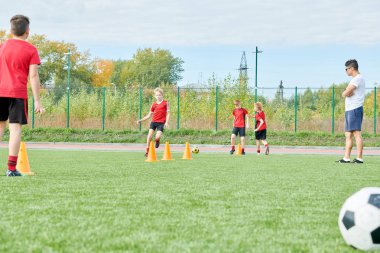 Küçük futbol takımının tam uzunlukta portre alanı açık havada eğitim sırasında egzersizleri yapıyor, kopya alanı