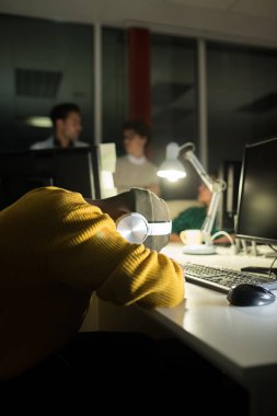 Geceleri ekstra saat yaparken işyerinde uyuyan tanınmayan genç adamın portresi, kopya alanı