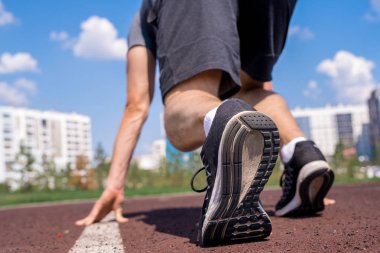 Arka görünüm açık havada çalıştırmak için hazır başlangıç pozisyonunda tanınmaz sporcu yakın yukarı, kopya alanı