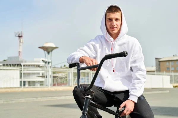 Портрет Красивого Молодого Чоловіка Сидить Велосипеді Bmx Дивиться Камеру Під — стокове фото