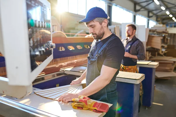 Trabajador Manual Concentrado Serio Con Barba Que Usa Casquillo Denim —  Fotos de Stock