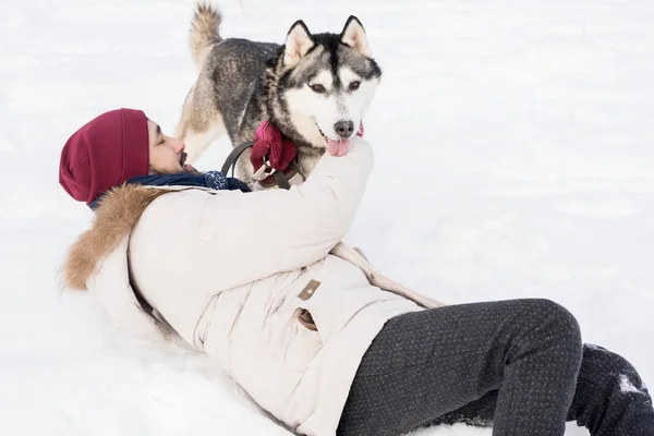 Ovanför Syn Modern Asiatisk Man Leker Med Hund Utomhus Lurar — Stockfoto