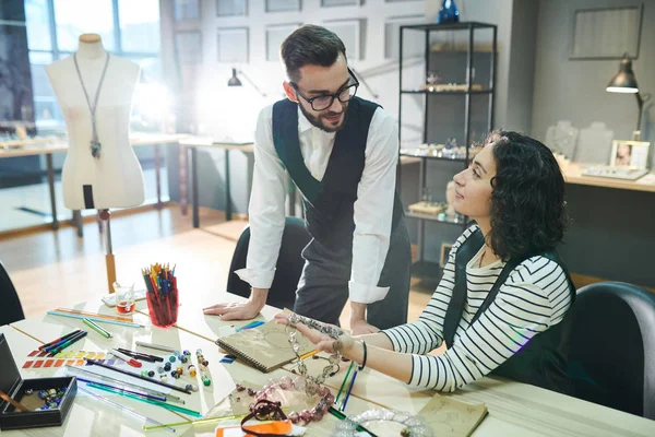 Portrait Von Zwei Designern Die Kreatives Projekt Diskutieren Während Sie — Stockfoto