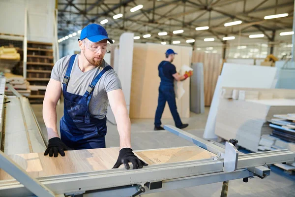 Serieuze Geconcentreerde Knappe Jonge Arbeider Veiligheidsbril Staande Fabrieks Machine Het — Stockfoto