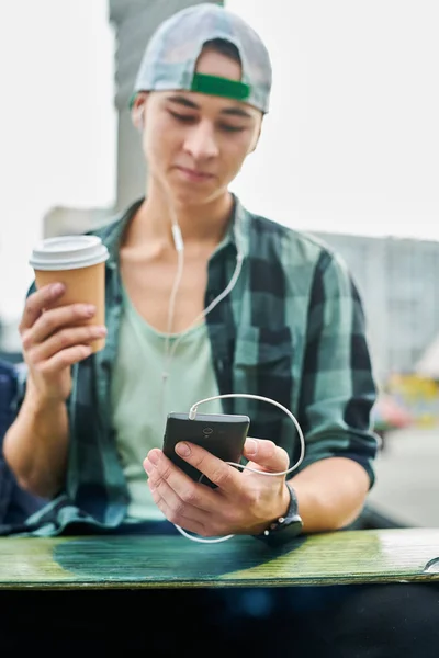 Retrato Adolescente Contemporâneo Usando Smartphone Livre Foco Smartphone Mão — Fotografia de Stock