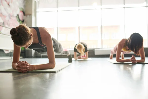 Groupe Trois Jeunes Femmes Faisant Exercice Planche Pendant Entraînement Physique — Photo