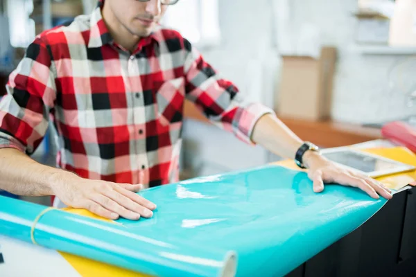 Nahaufnahme Eines Geschäftigen Konzentrierten Jungen Mannes Karierten Hemd Der Hochglanzpapier — Stockfoto